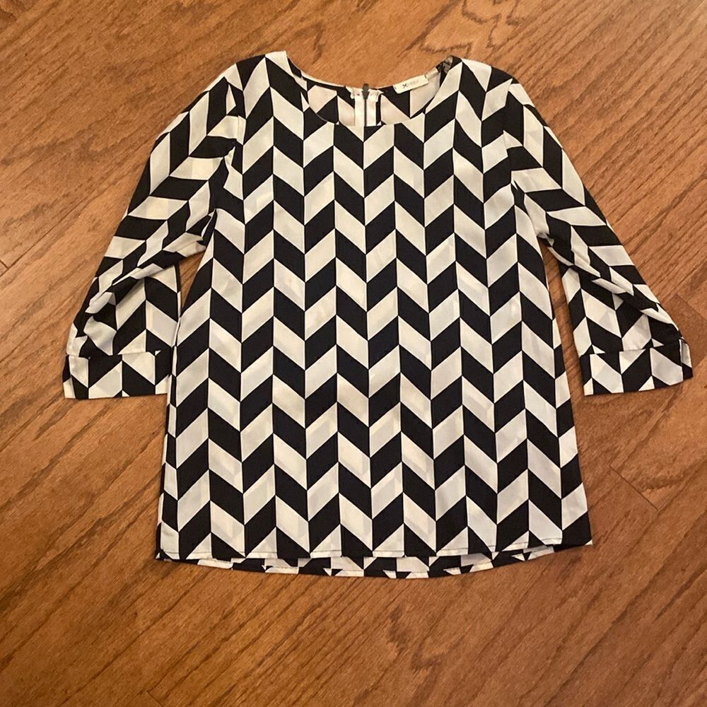Everly size medium, black and cream top, 3/4 length sleeve, very cute